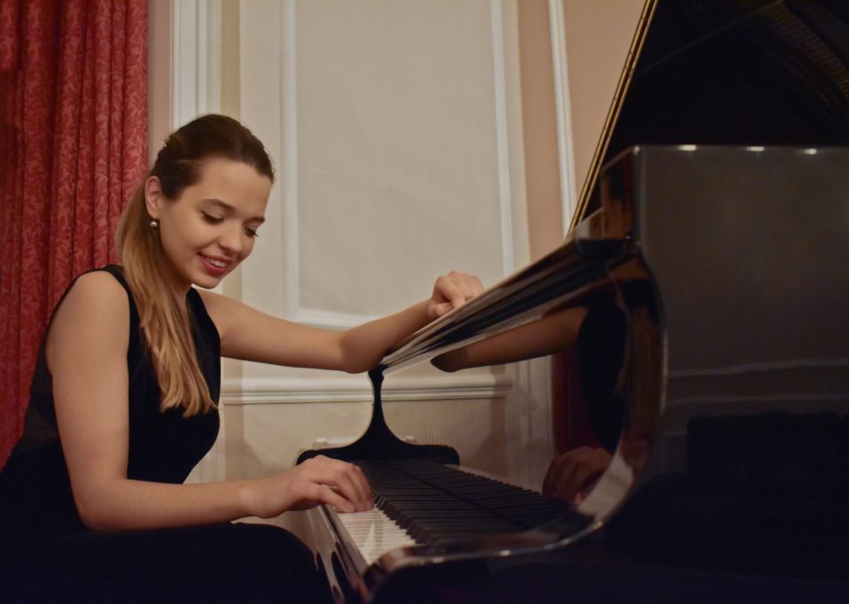 Ana Bursać, klavir