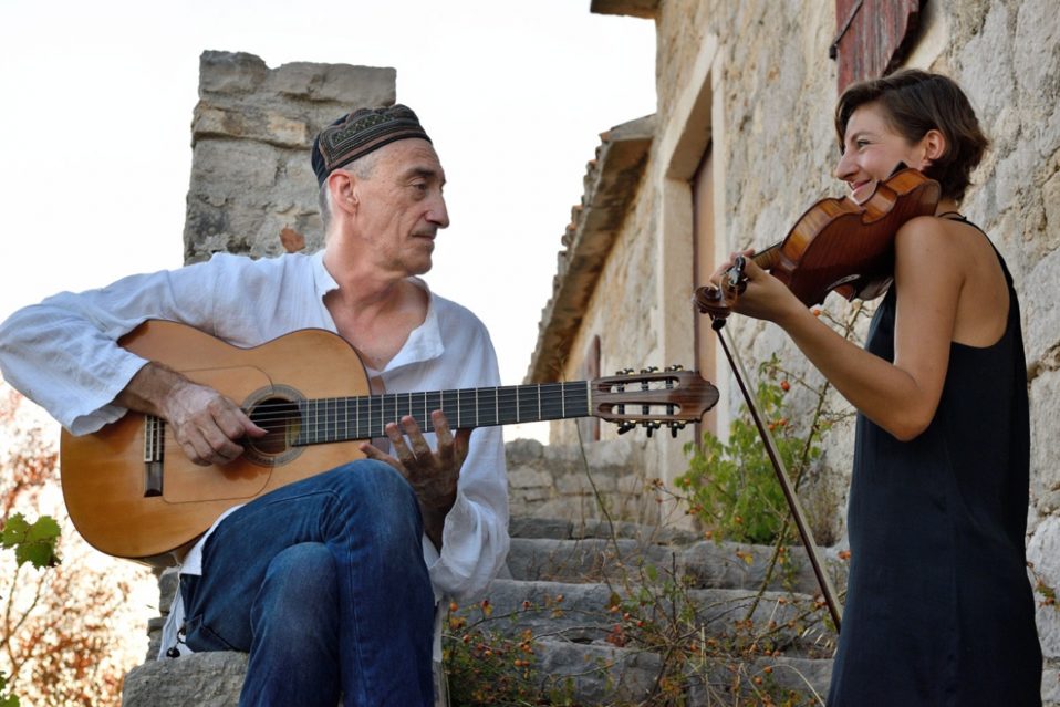 YVETTE HOLZWARTH, violina i vokal & MIROSLAV TADIĆ, gitara